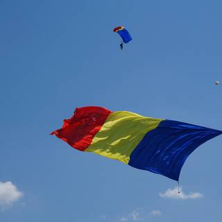 Clinceni Airshow 2015 miting aviatic - parasutistii Blue Wings Romania tricolor